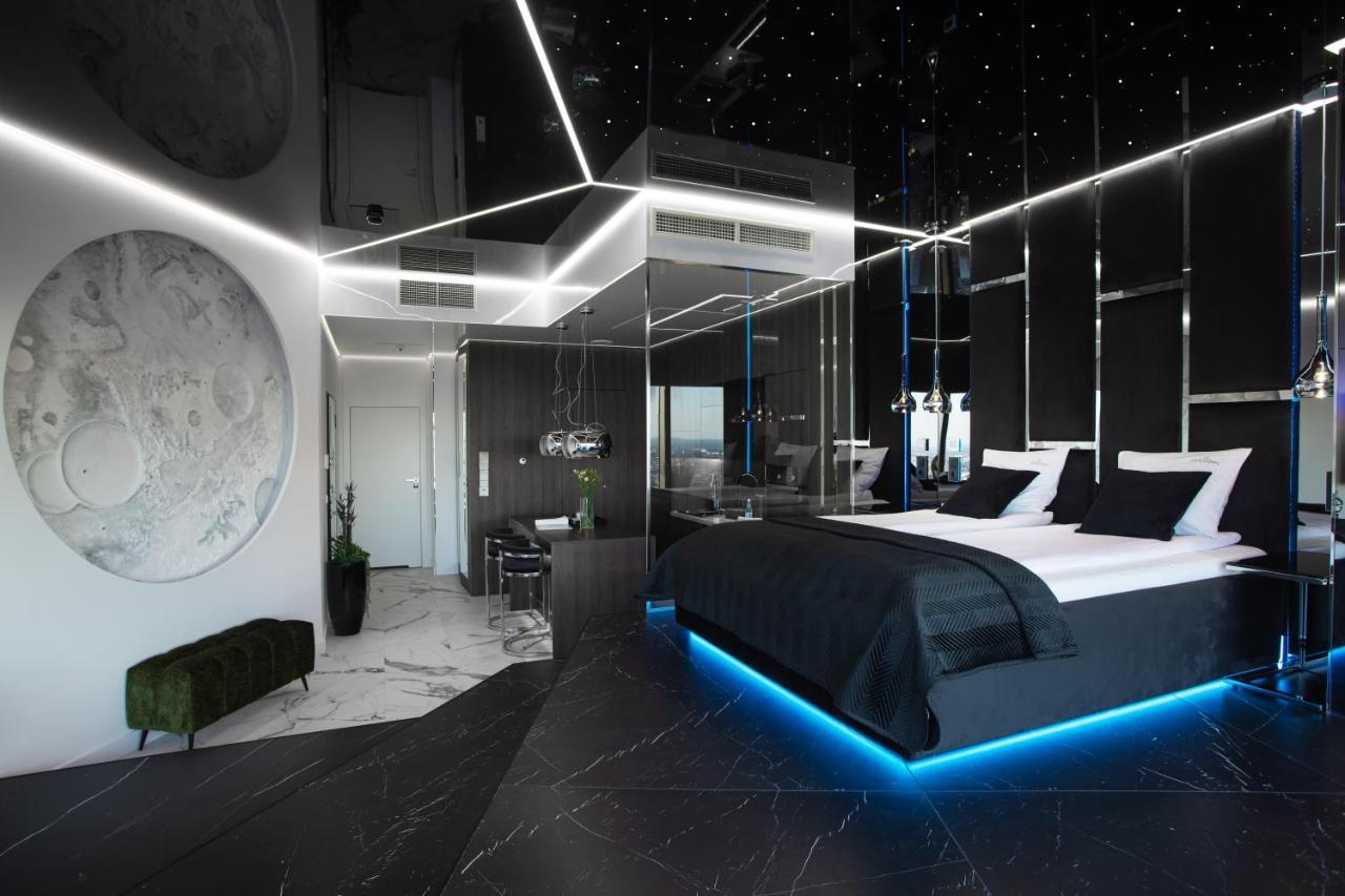 Sky Tower Z Jakuzzi Przy Oknie Apartment