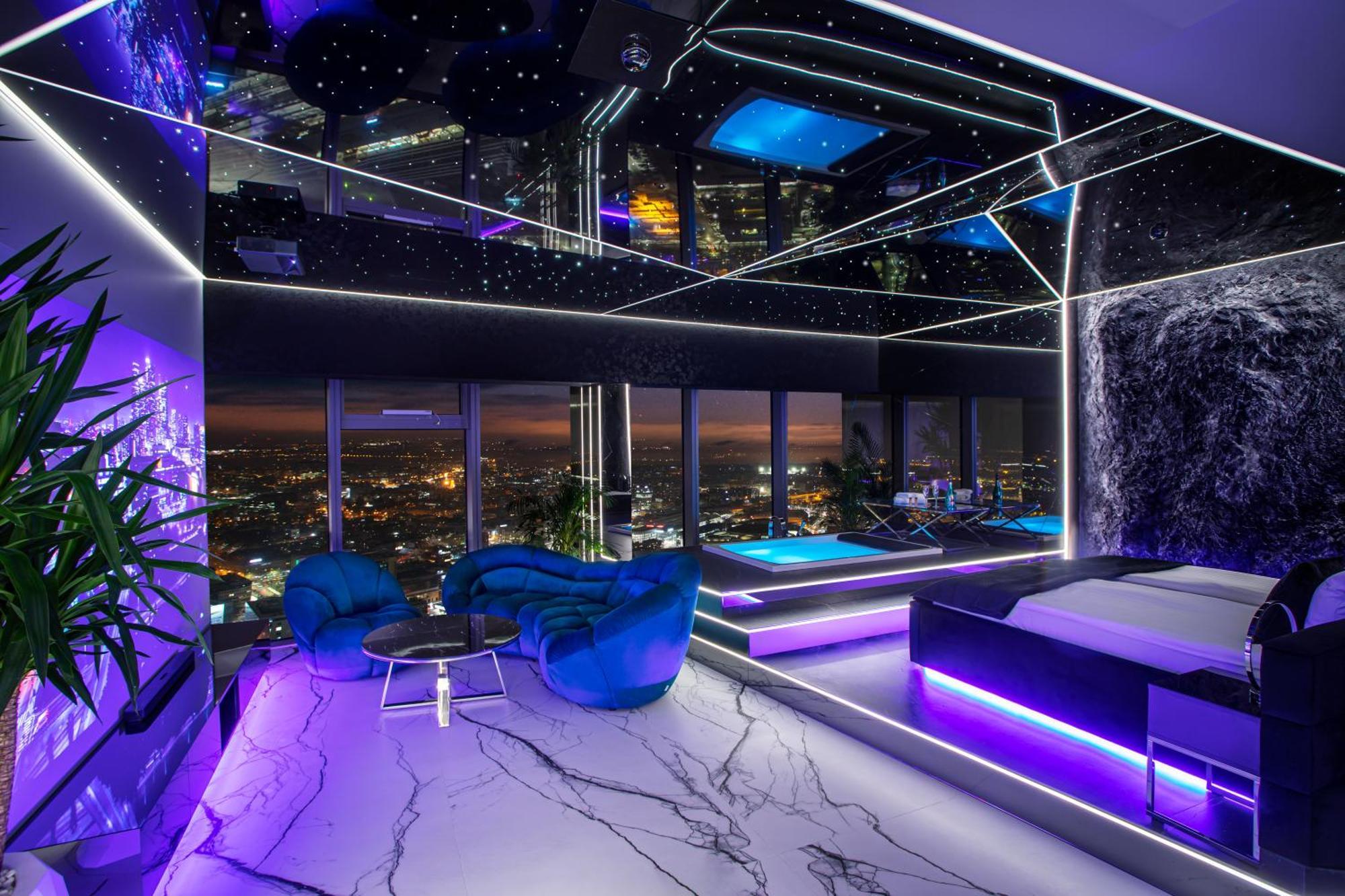Sky Tower Z Jakuzzi Przy Oknie Breslau