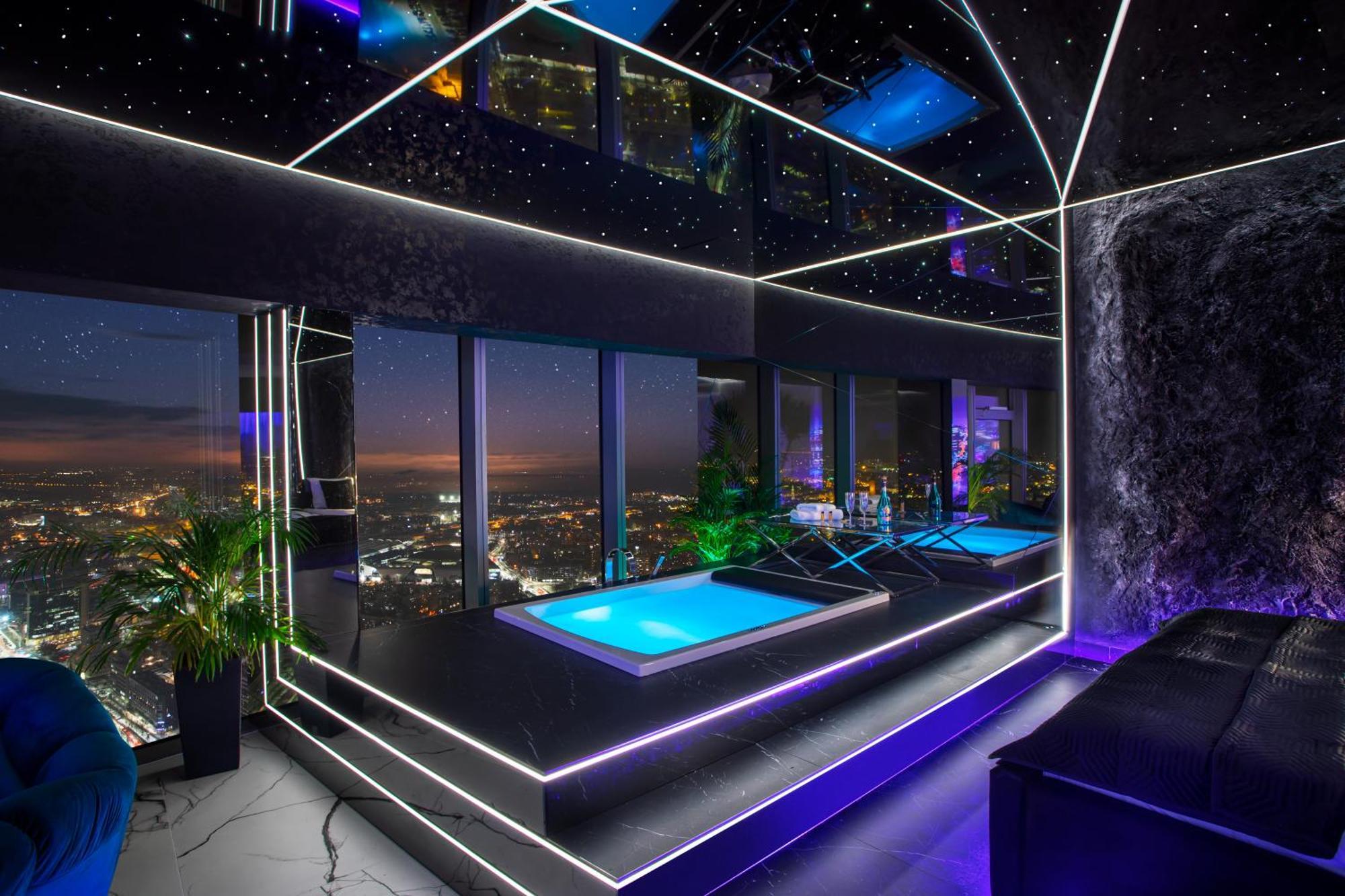 Sky Tower Z Jakuzzi Przy Oknie