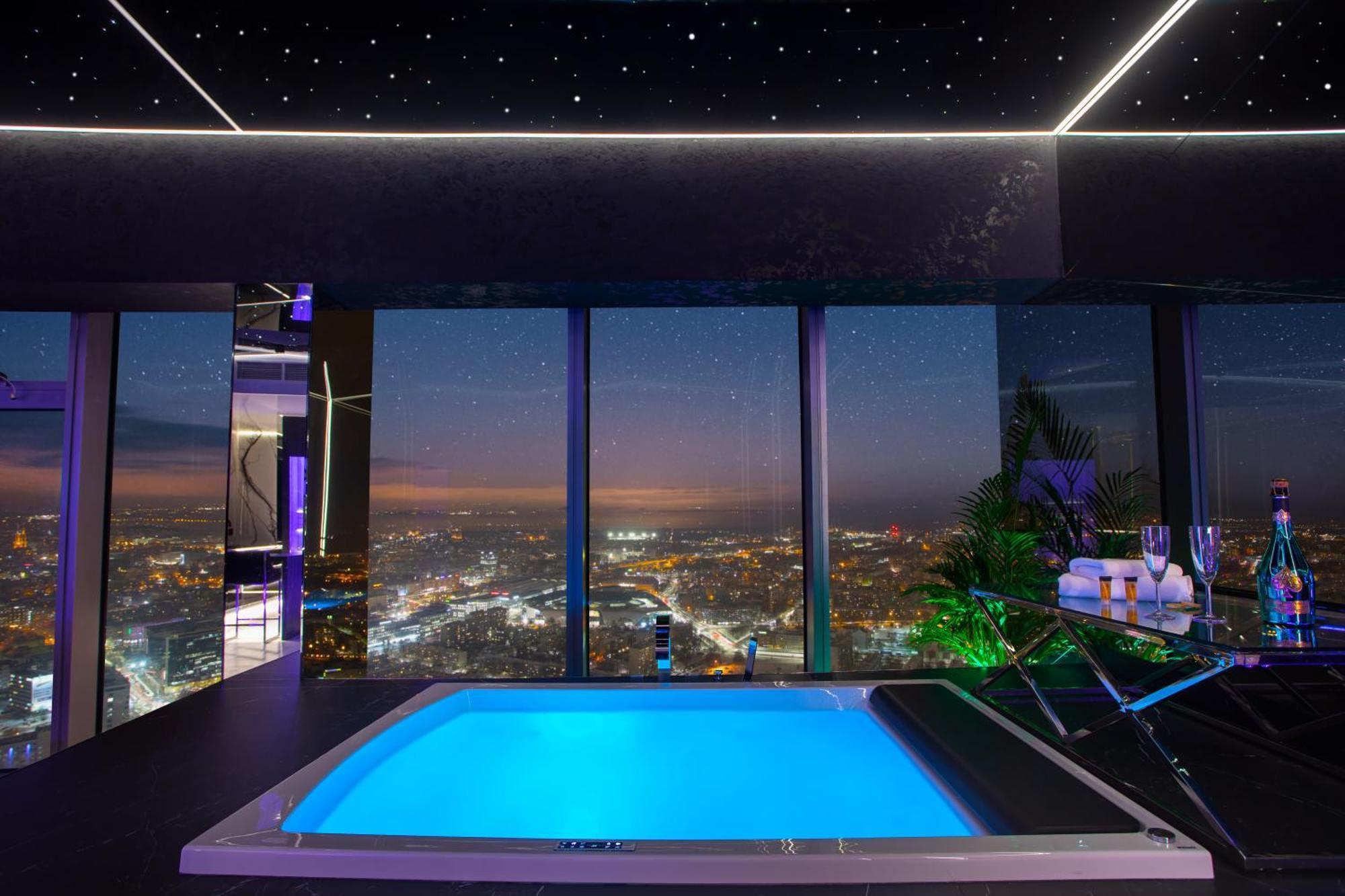Sky Tower Z Jakuzzi Przy Oknie Apartment Breslau