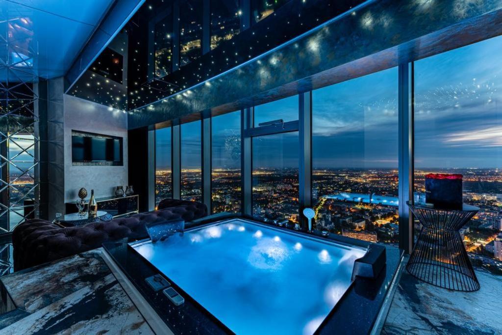 Sky Tower Z Jakuzzi Przy Oknie