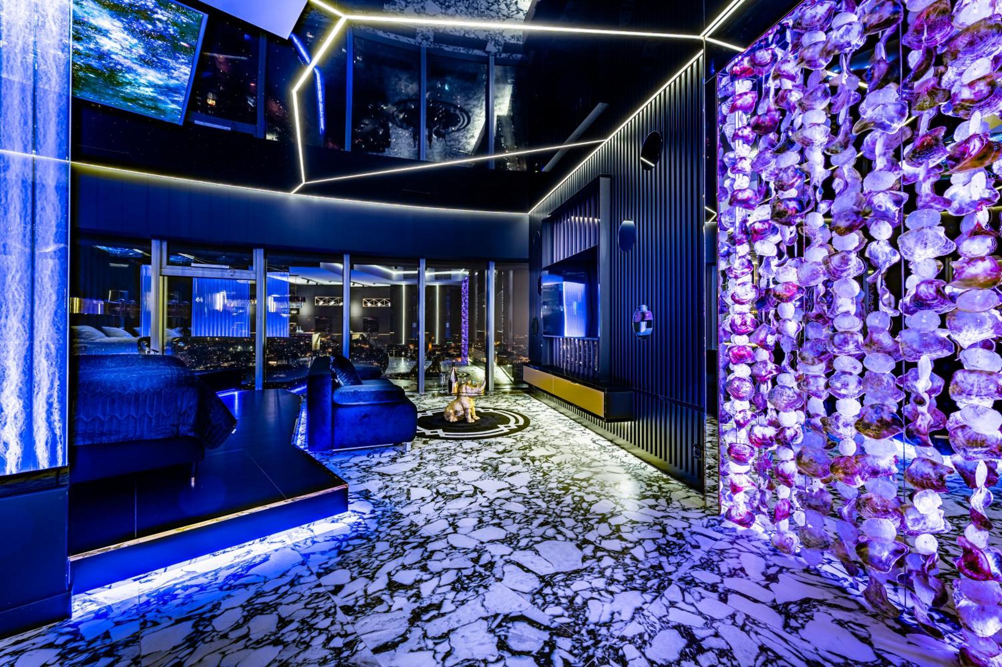 Sky Tower Z Jakuzzi Przy Oknie Breslau