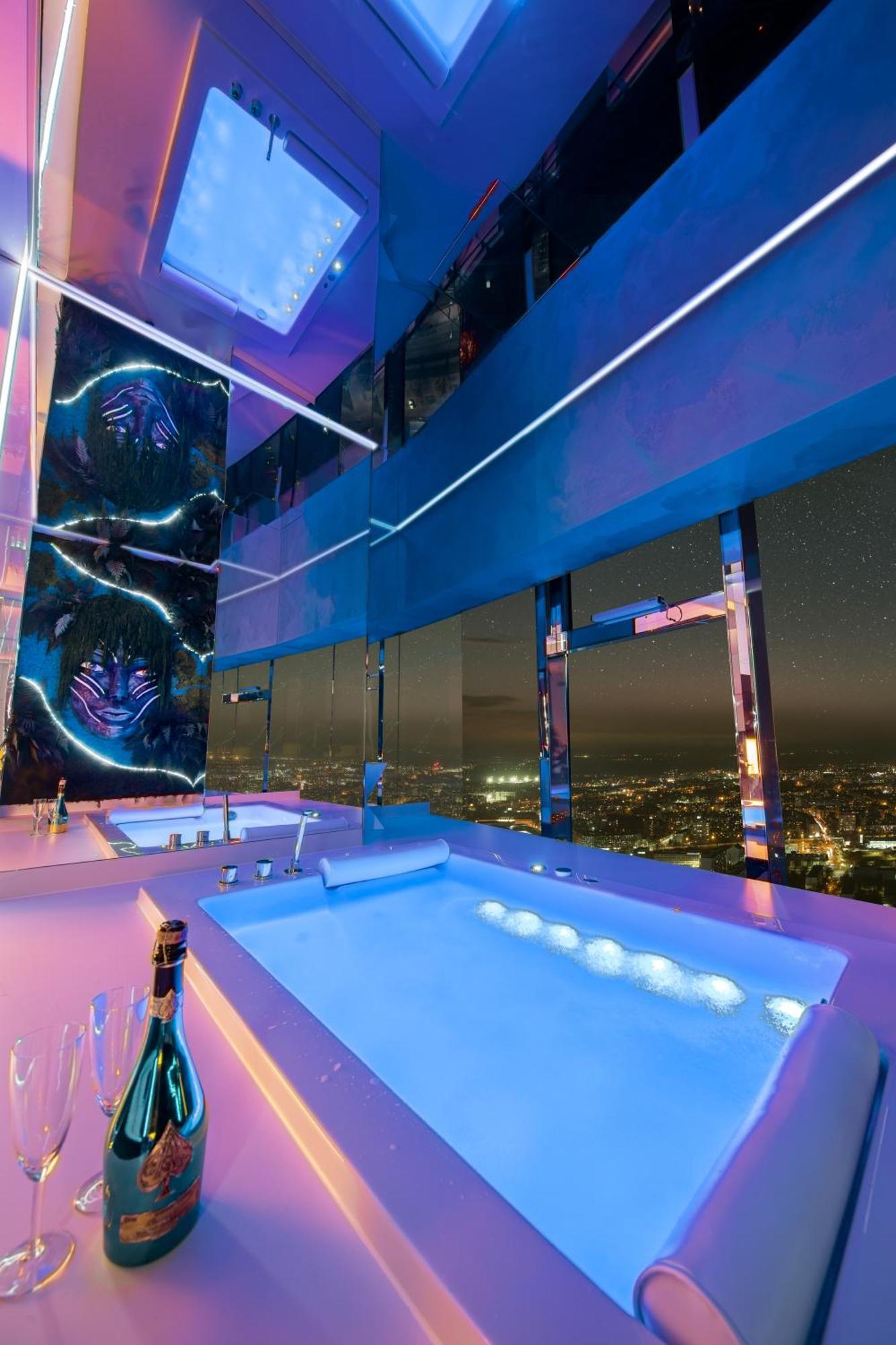 Sky Tower Z Jakuzzi Przy Oknie Apartment Breslau