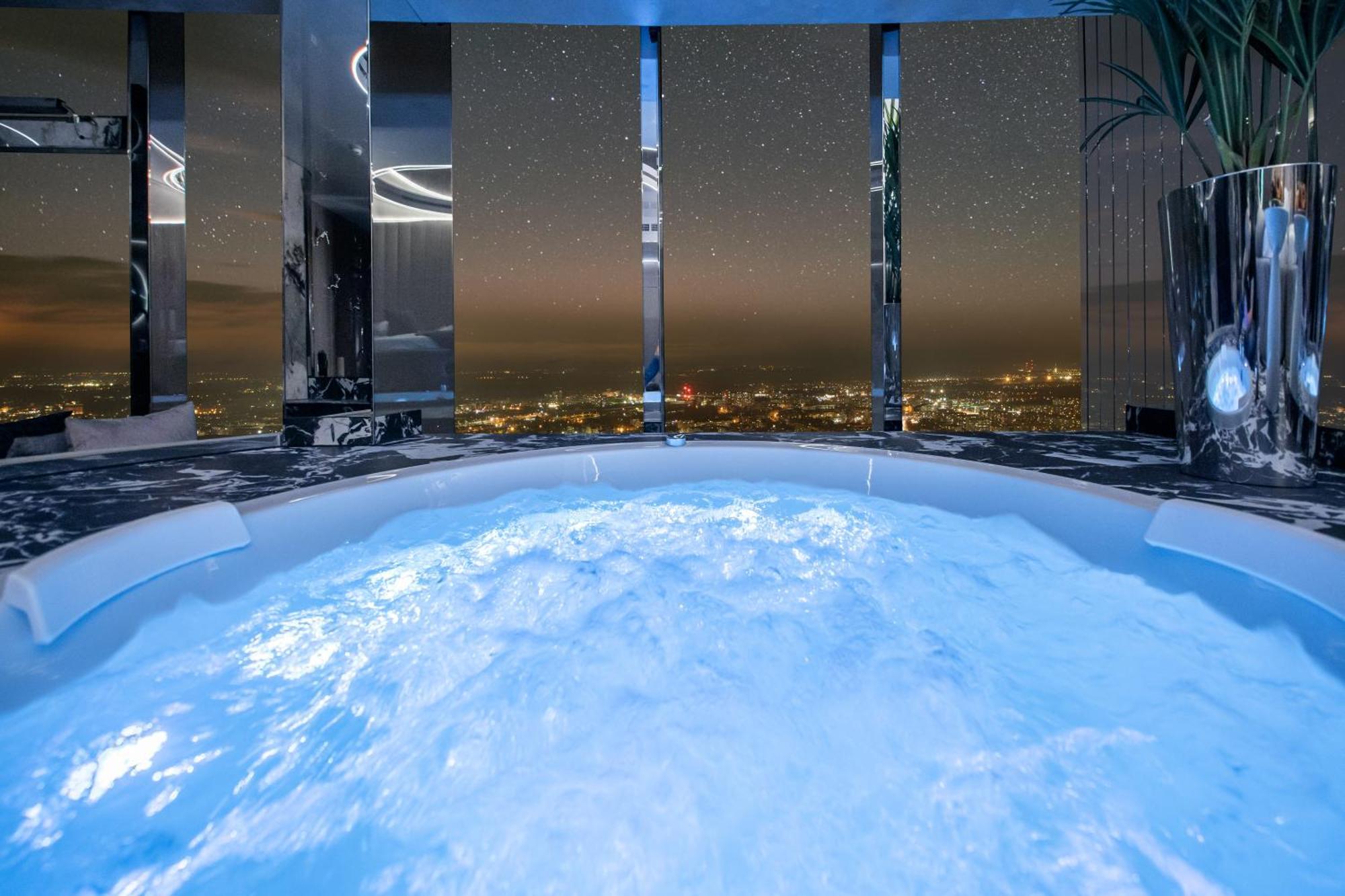 Sky Tower Z Jakuzzi Przy Oknie Breslau