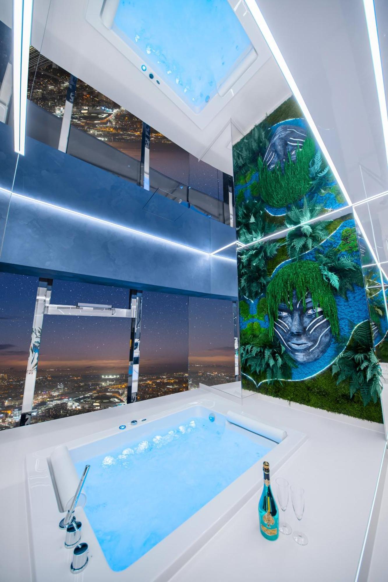 Sky Tower Z Jakuzzi Przy Oknie